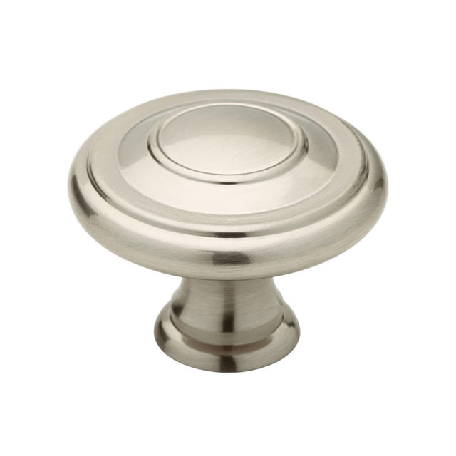 Peerless Jackson Nickel Knob, Lot de 10, Gros Plan de l'Avant d'Un Bouton d'Armoire en Nickel Satiné avec Dessus Arrondi et Détails de Cercles Concentriques, Conçu pour des Mises à Niveau Durables de la Quincaillerie d'Armoire et une installation Bricolage Facile, Convient Aussi comme Crochet Mural Décoratif.