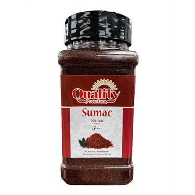 Sumac de Qualité 300 g Contenant en Plastique Transparent avec Bouchon à Vis Noir Rempli d'Épice de Sumac Séchée et Moulue de Rhus coriaria, Étiqueté avec une Marque Haut de Gamme de Qualité et une image de Baies de Sumac, Idéal pour l'Assaisonnement de Garde-Manger et l'Utilisation d'Une Seule Herbe.