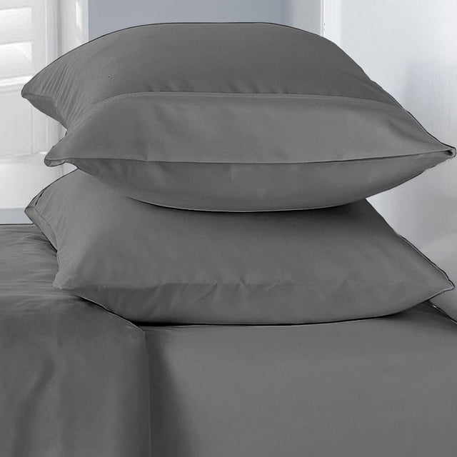 Ensemble de Taies d'Oreiller Douces Basics en Gris, Comprenant Deux Taies d'Oreiller Empilées en Tissu 100 % polyester Ultra Lisse à Double Brossage sur un Drap-Housse Assorti, Idéal pour la Literie et l'Entretien Facile à la machine dans une Chambre.