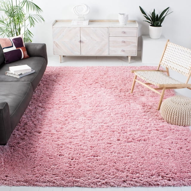 SAFAVIEH Polar Abbot Tapis Shag en Peluche Extrême Uni Rose avec une pile de Peluche de 3 Pouces d'Épaisseur, Exposé dans un Salon Moderne avec un sofa Gris Foncé, des Coussins Colorés, un Buffet en Bois Clair, une Chaise Tissée et des Plantes Vertes, Offrant une texture Douce et de la Chaleur sous les Pieds.