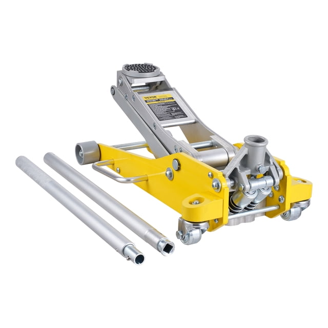 VEVOR Jack de Plancher, Jack de Plancher Profil Bas de 3 Tonnes à Double Piston Robuste à Pompe Rapide Affiché dans une Vue Orientée vers l'Avant. le Jack Est Fabriqué en Alliage d'Aluminium durable avec une Finition Jaune, Doté d'Un Système à Double Piston pour un Levage Rapide et d'Un Grand Coussinet de Selle pour la protection du Véhicule. Comprend Deux Poignées Détachables pour un Rangement compact et un Transport Facile. Convient au Levage de Véhicules jusqu'à 3 Tonnes, avec une Plage de Levage de 3,7 à 18,3 Pouces,
