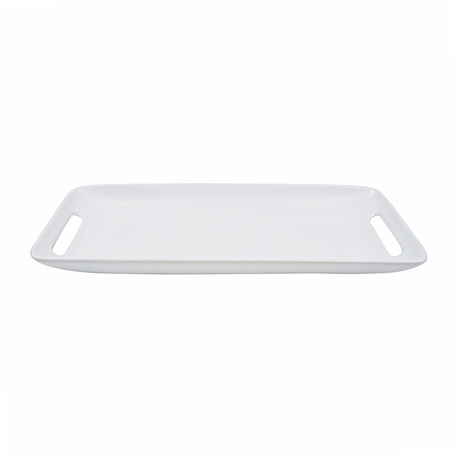 HomeTrends Plat de Service Rectangulaire en Porcelaine Blanche avec Poignées Intégrées aux Deux Extrémités, Montré Orienté vers l'Avant sur un Fond Blanc, Conçu pour un Service Polyvalent d'Apéritifs, de Plats Plats Ou de desserts et Souvent Utilisé pour Organiser les Articles de Cuisine.