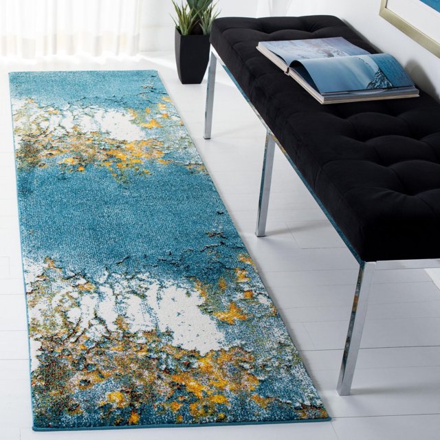 Safavieh Glacier Nazca Tapis Coureur Abstrait avec un Poil Doux Tissé Mécaniquement et un Motif Marbré Abstrait en Bleu, Blanc et Jaune, Posé sur un Plancher Blanc à Côté d'Un Banc Capitonné Noir avec des Pattes Chromées et une Plante en Pot, Idéal pour la Déco Contemporaine du Couloir Ou de l'Entrée.