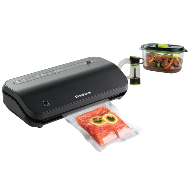 FoodSaver Trousse de Scelleuse sous Vi avec Sacs, Rouleaux et Contenant de Marinade. la Scelleuse sous Vide Noire Comprend une Bande de Scellage Extra Grand, un Rangement de Cordon Intégré et Cinq Réglages Personnalisés : Sec, Humide, à Impulsions, sous Vide et Marinade. Comprend un Contenant de Marinade et un Sac Scellé sous Vide avec Saumon. Idéale pour Préserver la Fraîcheur des Aliments jusqu'à 5x Plus Longtemps et Prévenir la Brûle du Congélateur.