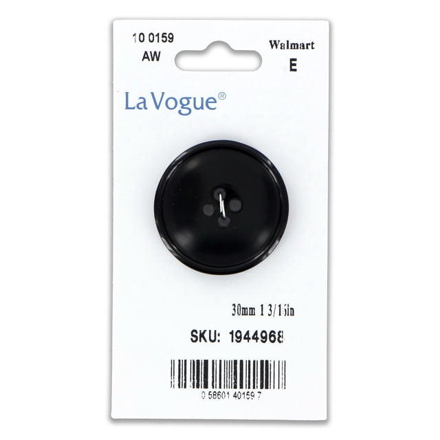 La VOGUE Bouton à 4 Trous, Noir, 30 mm (1,18 Po) Gros Plan Orienté vers l'Avant d'Un Bouton Rond Noir à Coudre avec Quatre Trous à Espacement Uniforme et Rebord Légèrement Relevé sur un Fond Neutre; pour le Remplacement Ou l'Accent sur Manteaux, cardigans, Sacs Ou Projets d'Artisanat et Souvent Conservé dans une Trousse de Couture pour Raccommoder Ou Finir Rapidement des Accessoires Faits à la Main.