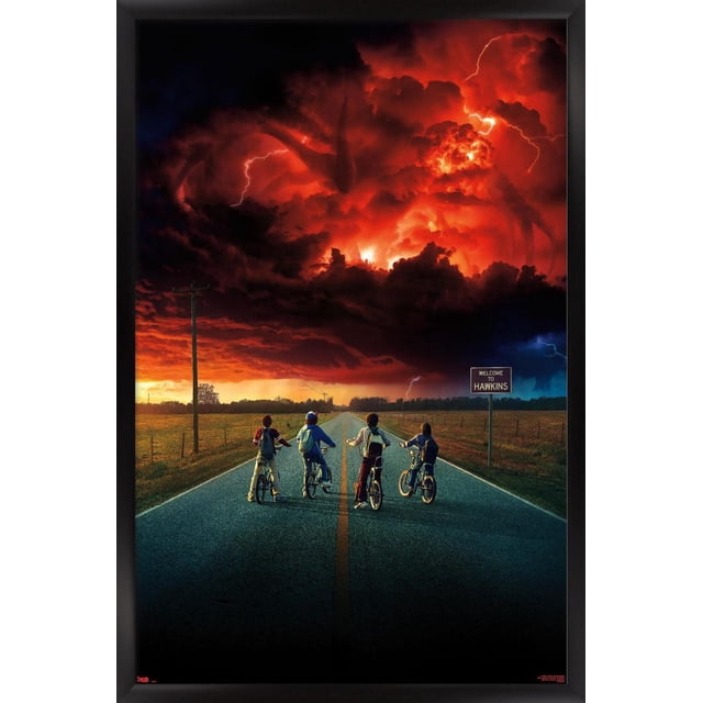 Netflix Stranger Things : Saison 2 - Affiche Murale d'Art Clé, 22,375 Pouces x 34 Pouces Encadrée, Montre Quatre Enfants à Vélo sur une Route Rurale Face à un Ciel Orageux Rouge et orange avec Éclairs et une Figurine de Monstre Ombrée, à Côté d'Un Panneau « Bienvenue chez Hawkins », Imprimée sur une Affiche Finition satin de Qualité Supérieure Idéale pour l'Art Mural et la Déco de Chambre par Trends International.