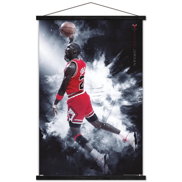 Michael Jordan - Affiche Murale Burst, 22,375 Po x 34 Po Représentant Michael Jordan en Uniforme Rouge des Chicago Bulls avec le Numéro 23, Bondissant pour un slam dunk avec un Ballon de basketball dans la Main Droite, sur Fond Noir et Blanc Enfumé avec un Léger logo des Chicago Bulls, Idéal pour une Oeuvre Murale à Thème Sportif.