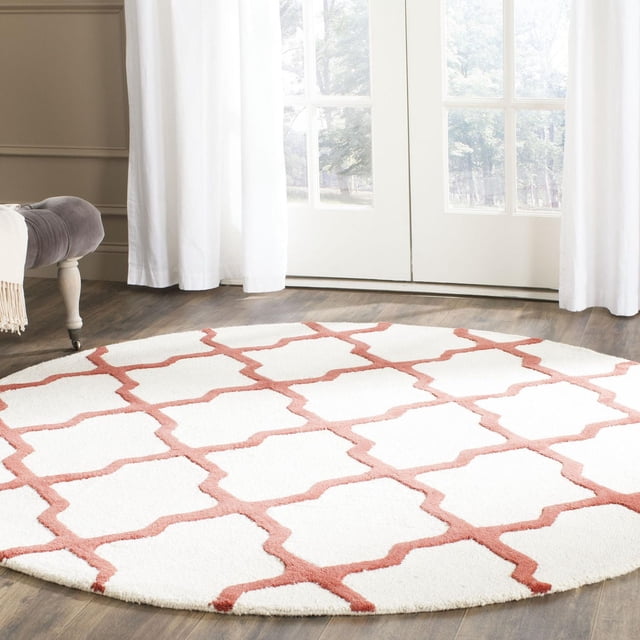 Safavieh Cambridge Liam Tapis Géométrique pour Aire, Rond avec une base en Laine Blanche et Motif de Treillis Géométrique Rouille, Tufté à la Main pour la texture, Posé sur Plancher de Bois Franc Près de Rideaux Blancs et de Portes en Verre dans une Pièce Lumineuse, Idéal pour Ajouter un style Américain Moderne à la Déco de la Maison.