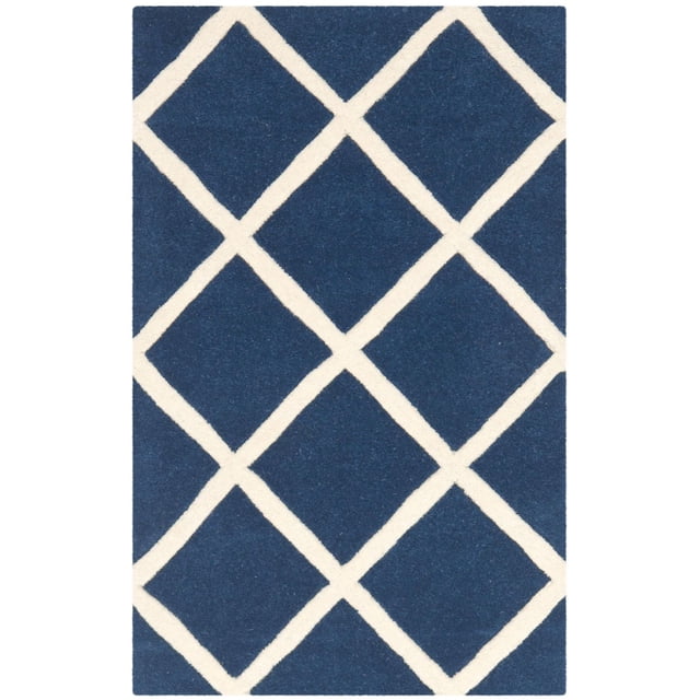 Safavieh Chatham Isaac Tapis à Losanges Géométriques Comprenant de la Laine Tuftée à la Main avec un Fond Bleu Marine et un Motif de Treillis à Losanges Géométriques Blanc Cassé, Hauteur de Poil Moyenne pour Plus de Douceur sous les Pieds, Convient comme Tapis d'Accent pour Ajouter Chaleur et texture aux Contextes Contemporains de la Maison.