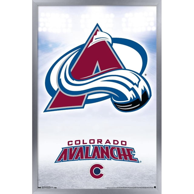 LNH Colorado Avalanche' Colorado Avalanche - Affiche Murale Logo 17, 22,375 Po x 34 Po Encadrée Affichant un Logo Colorado Avalanche Centré avec un « a » Bordeaux Enveloppé par une Avalanche et une Rondelle de hockey Stylisées Blanches et Bleues sur un Fond Léger avec des Lumières de Stade et une texture de Glace, Encadrée en Argent. l'Affiche Comprend « text » et un Logo « C » Circulaire en Dessous, Convient à l'Art Mural dans les Chambres, Bureaux Ou Dortoirs.