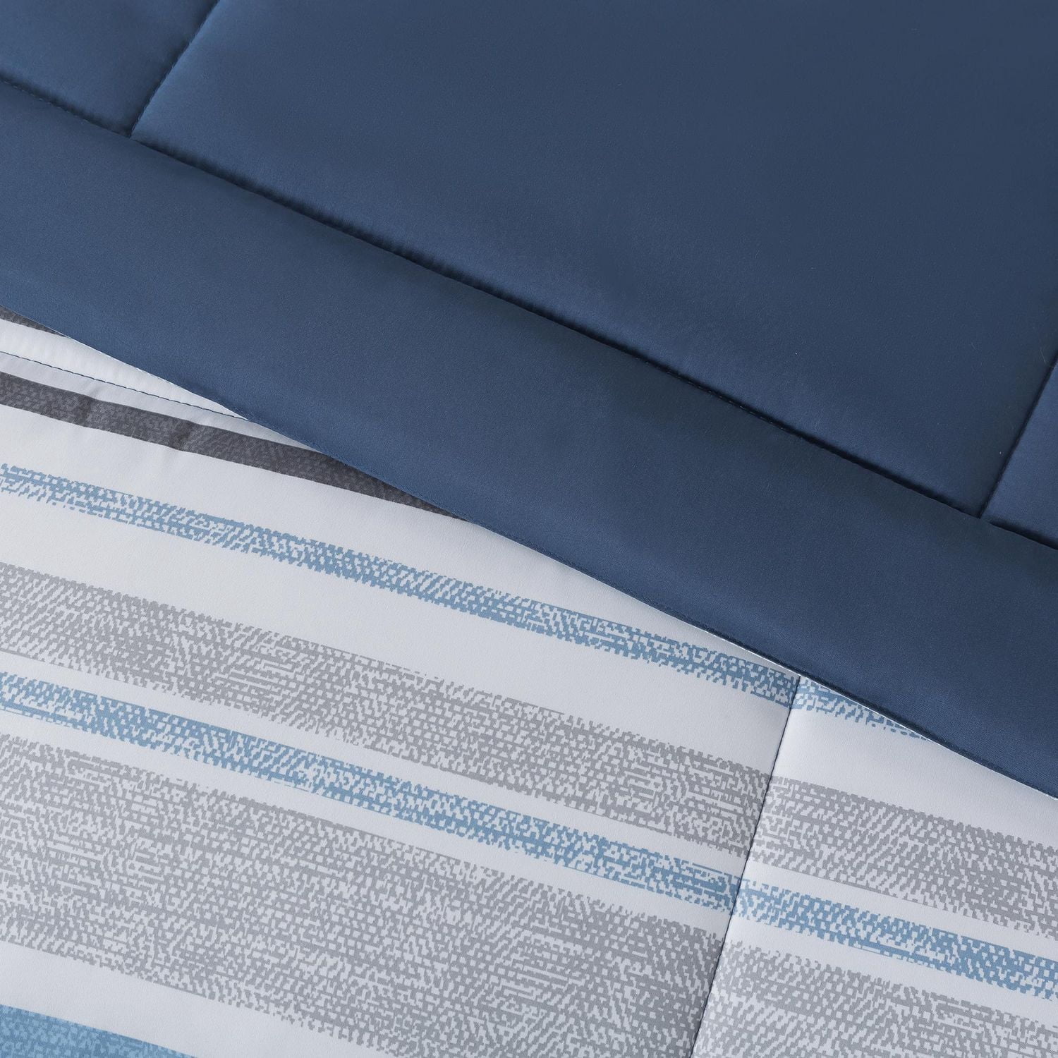 Ensemble de literie tout-en-un réversible Mainstays, avec couette et draps, pièces, à rayures bleues