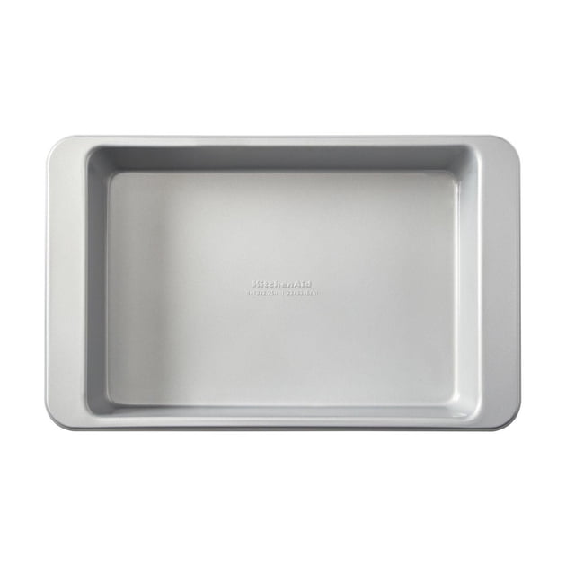 KitchenAid Moule à Gâteau Antiadhésif 9x13 Pouces Fabriqué en Acier Aluminisé Robuste avec Revêtement Antiadhésif Whitford et Rebord Renforcé pour Empêcher le Déformation, en Gris, Vu de Haut en Bas sur Fond Blanc, Idéal pour Cuire des Gâteaux, des brownies et des Repas Salés.