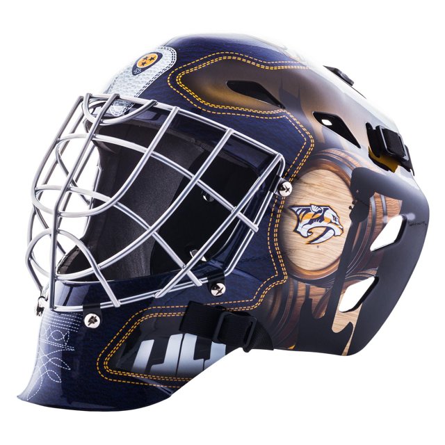 Franklin Sports GFM 1500 LNH Predators Masque de Gardien Montrant une Vue du Côté Droit avec une Coque en Plastique ABS Moulé Bleu Marine, Détails de Surpiqûres Jaunes, cage en Acier Finition Chrome, logo Nashville Predators sur Fond Grain de Bois, et Sangles Noires Ajustables à Pression Rapide pour Usage de Gardien de hockey de Rue.