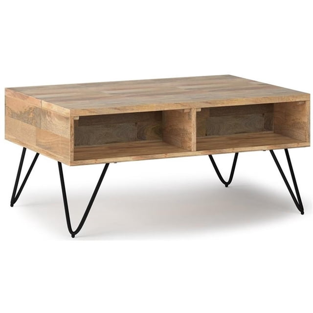 Simpli Home Hunter Petite Table Basse à Plateau Relevable avec Rangement Caché et Compartiments Ouverts dans une Finition Naturelle. Fabriquée en Bois de Manguier Massif avec un Laque NC Protectrice, Elle Présente un Dessus Relevable Séparé pour Rangement Dissimulé et Deux Compartiments Ouverts pour Exposition Ou Organisation. Soutenue par Quatre Pieds Épingle en Fer Noir, Cette Table Industrielle Contemporaine Mesure 18 Pouces de Hauteur, 36 Pouces de Largeur et 24 Pouces de Profondeur. Idéale pour Salons, Salles Familiales Ou condos.
