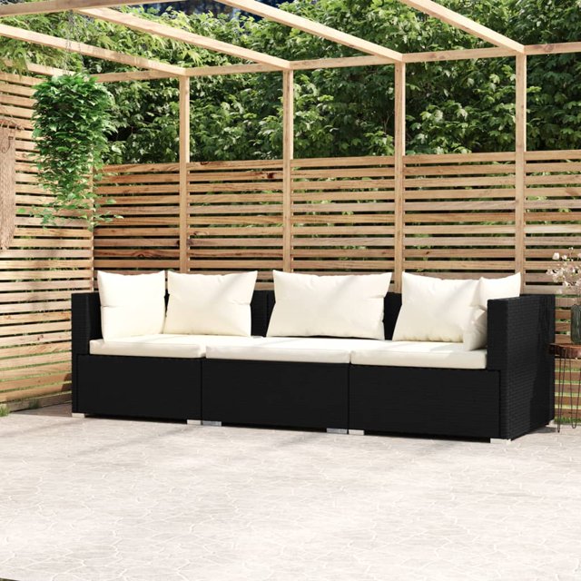 vidaXL Canapé 3 Places avec Coussins en Rotin poly Noir, Doté d'Un design Modulaire avec un Cadre en Acier Robuste Enduit de Poudre et des Pieds en Plastique Chromé. le Canapé Comprend des Coussins Couleur Crème en Tissu 100 % polyester, Offrant Confort et style pour une Utilisation Extérieure Ou Intérieure. l'Ensemble Se Compose d'Un Canapé du Milieu, de Deux Canapés d'Angle, de Trois Coussins d'Assise et de Cinq Coussins de Dossier. la construction en Rotin PE Imperméable Assure la Durabilité pour une Utilisation Extérieure Quotidienne. Exposé dans un Décor de patio avec un Écran d'Intimité en Bois et de la Verd