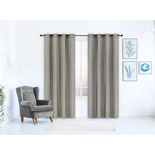 Safdie & Co. Rideau 84 L Jacquard Tressé Taupe en Taupe avec Motif Jacquard Géométrique, Suspendu sur une Tringle Noire dans une Pièce Lumineuse avec une Grande Fenêtre. Ces Rideaux Assombrissants Longueur au Sol Ne Froissent Pas et Conviennent aux Habillages de Fenêtre Autoportants Ou Superposés. la Pièce Comprend un Fauteuil Gris, un Tapis Ovale Blanc et des Imprimés Botaniques Encadrés sur le Mur.