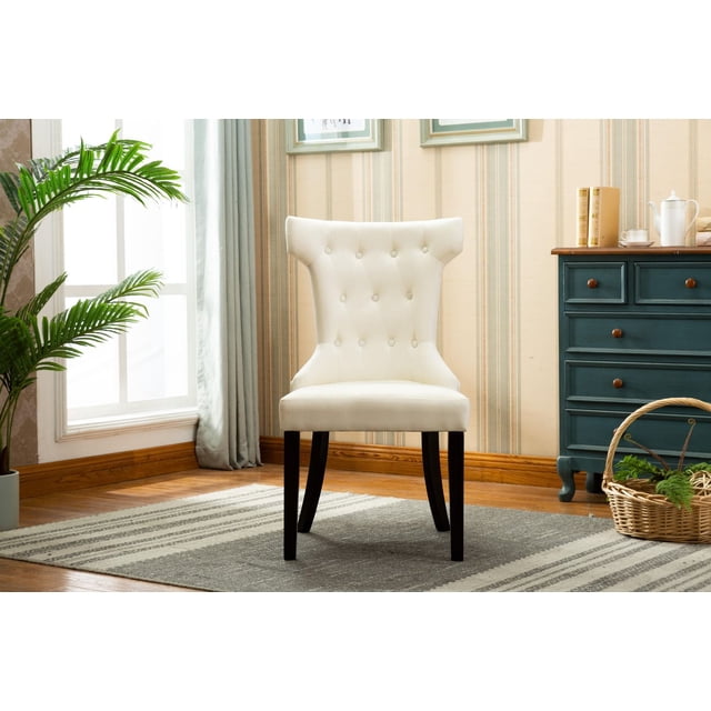 ERICA Ensemble de Deux Chaises ACCENT - beige Montrant une Chaise ACCENT en Tissu Capitonné beige avec un Haut Dossier Ailé et des Bords en Haut Courbés, Soutenue par Quatre Pieds en Bois Foncé, Posée sur un Tapis Rayé Gris et Blanc dans un Salon avec une Plante Verte, une Commode Bleue et un Panier en Osier, Convient pour Ajouter un style Classique Moderne et des Sièges Supplémentaires.
