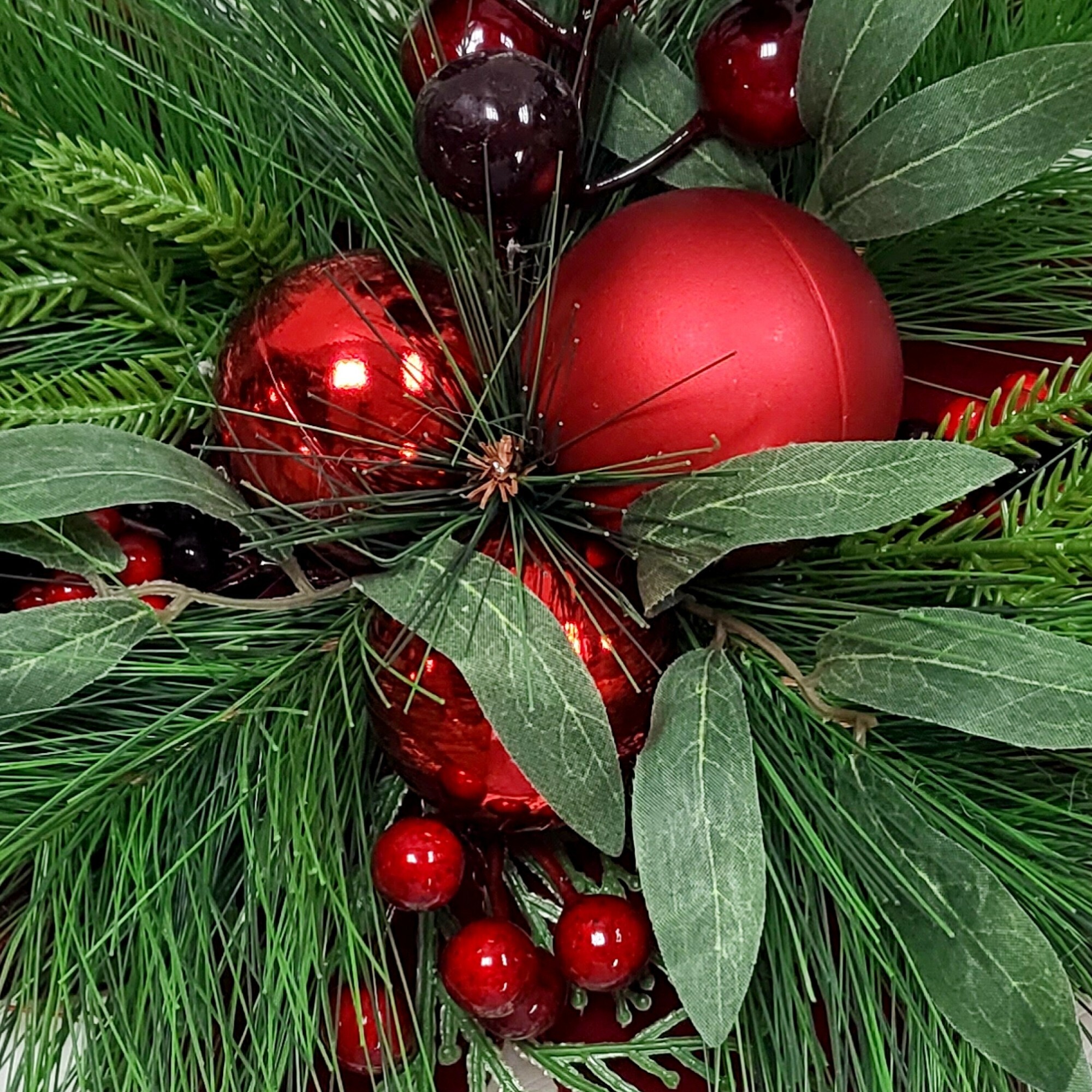 Boucle de Noël florale avec boules rouges et baies, 13 po, par Holiday Time