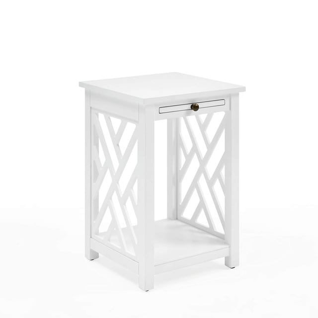 Alaterre Furniture Coventry Table d'Appoint en Bois avec Tablette et Tablette Inférieure en Fini Blanc. Cette Table d'Appoint Polyvalente Présente des Détails Géométriques Ouverts sur les Côtés pour un Style Aéré et unique. Comprend une Tablette et une Tablette Inférieure pour le Rangement et l'Exposition, Idéale comme Table d'Accent dans les Salons.
