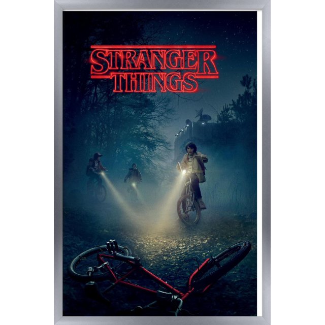 Netflix Stranger Things - Affiche Murale de Vélos, 22,375 Po x 34 Po, Représentant Trois Enfants Chevauchant des Bicyclettes avec Lampes de Poche sur un Sentier Forestier Brumeux la Nuit, une Bicyclette Rouge Allongée au Sol au Premier Plan, et le logo Rouge Lumineux Stranger Things au-Dessus, Convient à la Décoration Murale de Chambre Ou de Dortoir.