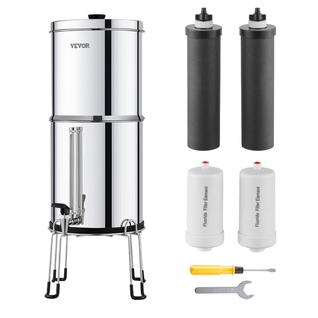 Système de Comptoir avec Filtre à Eau de 2,25 g Alimenté par Gravité en Acier Inoxydable, 4 Filtres par VEVOR. le Système Présente un Corps durable en Acier Inoxydable de Qualité Alimentaire SUS304 avec une Conception Sans Joint pour Prévenir les Fuites. Comprend Quatre Filtres Capables de Purifier jusqu'à 7 000 gallons d'Eau, d'Améliorer le Goût et de Réduire les Impuretés comme les Métaux Lourds et les Sédiments. le Système a un Robinet d'Eau visible pour une Surveillance Facile, un Support Antidérapant pour la Stabilité et une Conception Compacte pour la Portabilité. Convient à une Utilisation Intérieure et Extérieure
