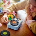 thumbnail image 4 of LEGO Creator Le tourne-disque avec des fleurs 31172 Ensemble de construction (366 pièces), 4 of 7