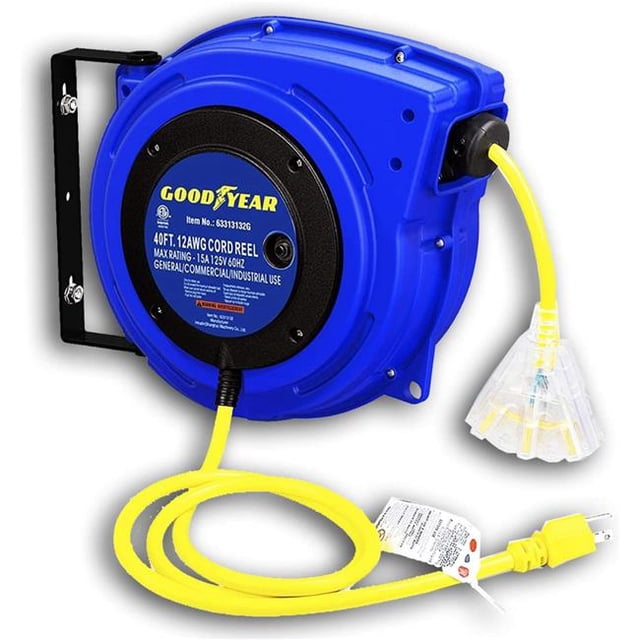 Goodyear TRI-63313132G Enrouleur de Rallonge Rétractable de 40 Pi avec un Boîtier à Ressort Fermé en Polypropylène Bleu durable. Comprend un Cordon de 12 AWG x 40 Pi 3C/SJTOW avec un Connecteur à Trois Broches, Homologué à 15A 125VAC 1875W 60Hz, un Bouchon de Câble Réglable et Deux Rouleaux Anti-Accrochage pour Réduire l'Abrasion du Cordon. Convient à une Utilisation Intérieure et Extérieure dans des applications Bricolage Ou Industrielles