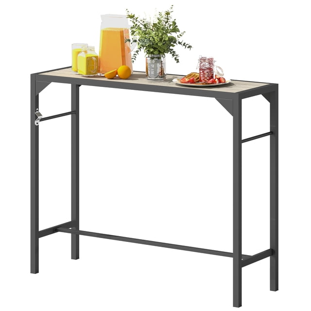 Outsunny table d'Extérieur de 47 Pouces de Hauteur de bar avec Ouvre-Bouteille Intégré, Doté d'Un Cadre en Acier durable avec une Finition Enduite de Poudre et un Dessus en Planches de Bois en Plastique Brun Pâle avec un Effet grain de Bois. Cette table Rectangulaire Résistante à l'Eau Est Idéale pour les Repas en Plein Air, les patios, les Jardins et les Cours Arrière. la table Est Conçue avec des Boissons et des Articles Décoratifs Placés à Sa surface.