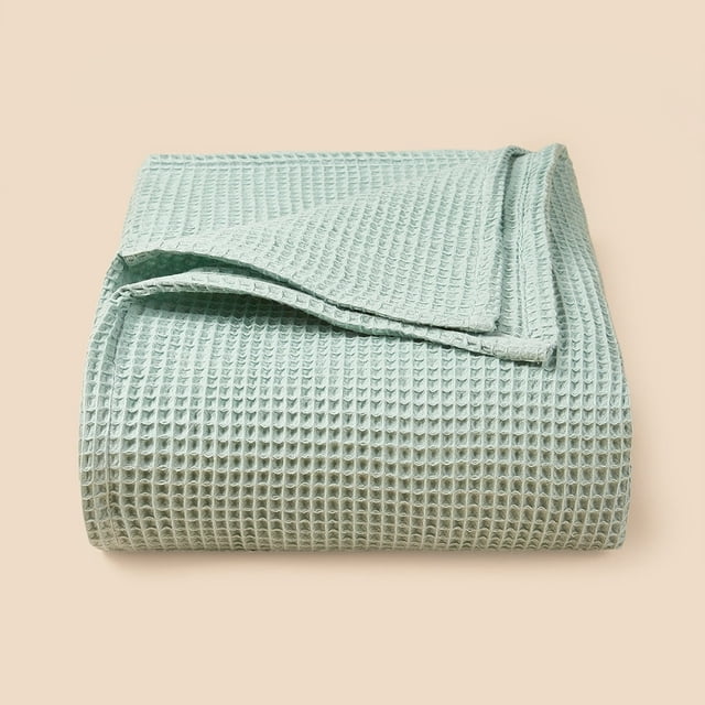 LOVEVER HOMEGREEN Gris Couverture de Lit en Coton Gaufré Format Grand, Présentant un design Léger et Respirant. Fabriquée à Partir de Coton 100 % Naturel Prélavé, Cette Couverture Offre une texture Douce et Agréable pour la Peau Qui s'Améliore à Chaque Lavage. le Motif de Tissage Gaufré Classique Ajoute une Touche Stylée, Alors Que Sa Polyvalence Toutes Saisons la Rend Adaptée pour Superposer sur des Lits Ou comme Jeté Douillet. Mesurant 43,3 x 27,5 Pouces, Elle Est Parfaite pour la Déco de la Maison Ou l'Usage Quotidien