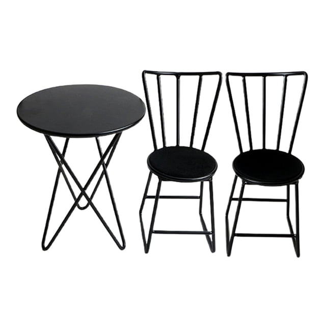 Ensemble de Table et Chaises de Jardin en Métal Accessoire Cadeau Enfants, Incluant une Petite Table Ronde Noire avec une surface Peinte Lisse et Deux Chaises Noires Assorties avec des Cadres en Métal. Parfait pour les Scènes de Maison de Poupée, Meubles d'Extérieur pour Enfants, Ou comme Cadeau Attentionné pour les Enfants Qui Aiment le Jeu Imaginatif.