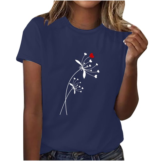 Yievot Chemises pour Femmes Mode Manches Courtes Col Rond Impression de la Saint-Valentin Chandail Décontracté T-Shirt Hauts Chemise en Bleu Foncé. la Chemise Présente un Motif floral Blanc avec des accents en Forme de Cœur et un Petit Détail de Cœur Rouge. Fabriquée en Fibre de polyester Légère, Offre une Coupe Douce et Confortable. Convient aux occasions Décontractées, à la Saint-Valentin Ou au Port Quotidien, et s'Agence Bien avec des jeans Ou des leggings. Montré en Taille Moyenne.