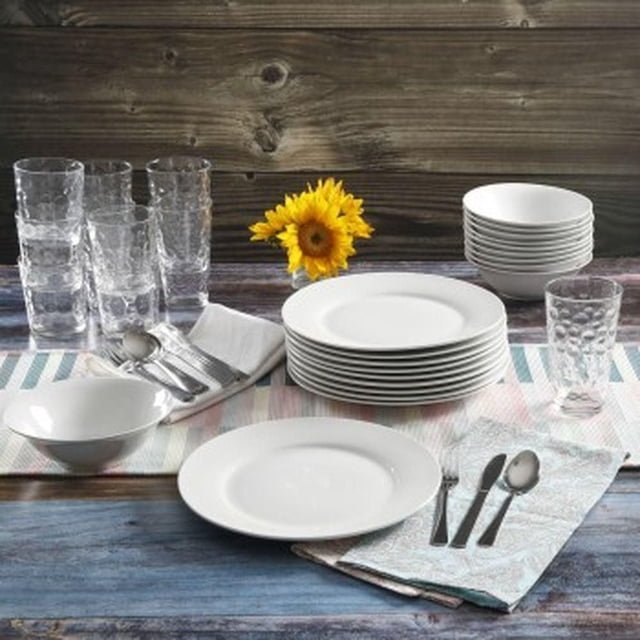 Gibson Home Ensemble Combo de Vaisselle de Base de Cuisine Rond de 48 Pcs pour Tous les Jours, Blanc, Exposé sur une table Rustique en Bois avec un Chemin Rayé. Comprend des Assiettes de Souper en Céramique Blanches Empilables, des Bols à Céréales, des Verres à Texture Transparente et des Couverts en Acier Inoxydable sur des Serviettes à Motifs, Accentués de Tournesols Jaunes. Convient aux Repas et aux Réceptions de Tous les Jours.