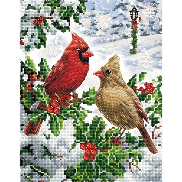 DIAMOND DOTZ® Cardinal Christmas Édition Spéciale Kit de Peinture au Diamant Montrant un Gros Plan d'Un Cardinal Mâle Rouge et d'Un Cardinal Femelle Beige Perchés sur des branches de Houx Enneigés avec des Baies Rouges, Fabriqué avec des Facettes Rondes Aspect Diamant sur une Toile d'Hiver Présentant un Lampadaire Enneigé et des Flocons de Neige.