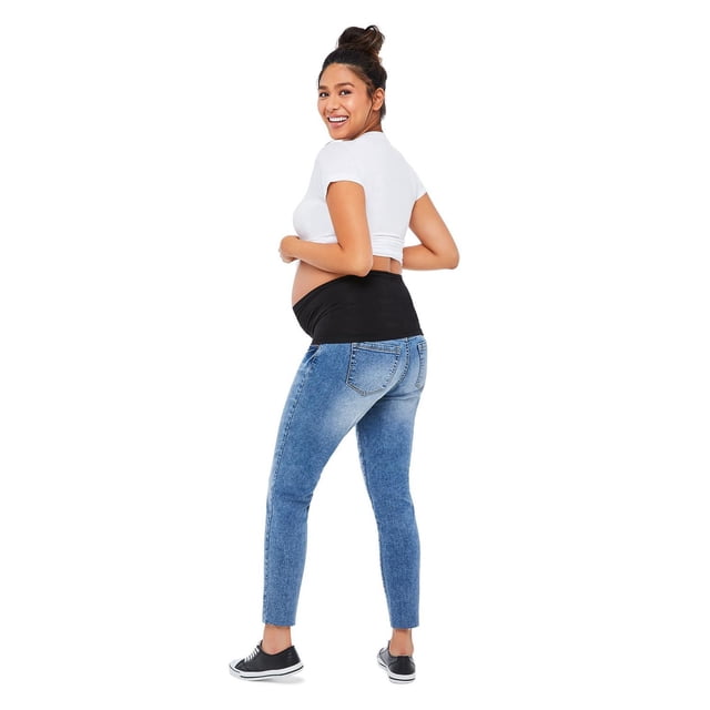 Paisley Sky Bande Ventrale de Maternité Sans Coutures Portée par une Femme Enceinte en Vue Arrière 3/4, Montrant la Bande Ventrale Noire Sans Coutures Extensible sous un Haut Court Blanc à Manches Courtes Assorti à des jeans de Maternité Bleus et des Espadrilles Noires, Conçue pour un Soutien Discret et un Confort pendant la Grossesse.