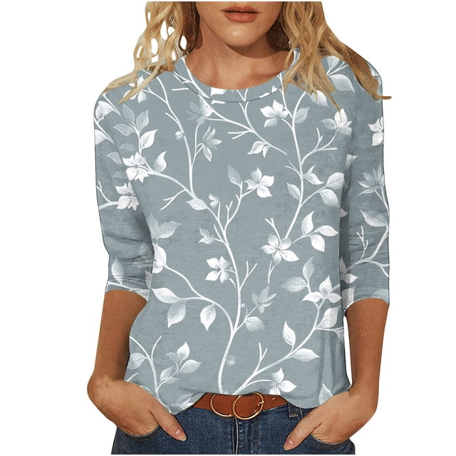 HKEJIAOI T-Shirts à Manches 3/4 pour Femmes à Imprimé Floral, Col Rond, Coupe Ample, T-Shirts Décontractés Mode, Hauts à Enfiler en Gris-A, Taille 2TG. le T-Shirt Présente une Douce base Grise avec un Imprimé Floral Blanc, une Encolure Ronde et des Manches 3/4. Fabriqué à Partir d'Un Mélange Respirant polyester-spandex, Il Offre une Coupe Confortable et Décontractée. Convient aux Sorties Décontractées, au Bureau Ou à la Détente, et s'Agence Bien avec des jeans Ou des Jupes.
