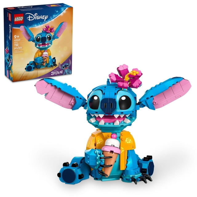 LEGO Disney Stitch - Trousse de Construction de Jouet - Figurine à Construire avec Cornet de Crème Glacée - Cadeau d'Anniversaire Amusant pour Enfants, 43249 Présentant une Figurine Stitch Multicolore à Construire de Lilo et Stitch Portant une Chemise Hawaïenne Jaune avec des Motifs Floraux, Tenant un Cornet de Crème Glacée Rose et Blanc, avec de Grandes Oreilles Bleues Mobiles Doublées de Rose, une Tête Tournante Ornée d'Une Fleur Rose, et des Griffes Noires sur Ses Mains et Pieds, Ensemble sur Fond Blanc avec la Boîte de Produit visible dans le Coin Supérieur Gauche. Cet Ensemble Comprend 730 Pcs
