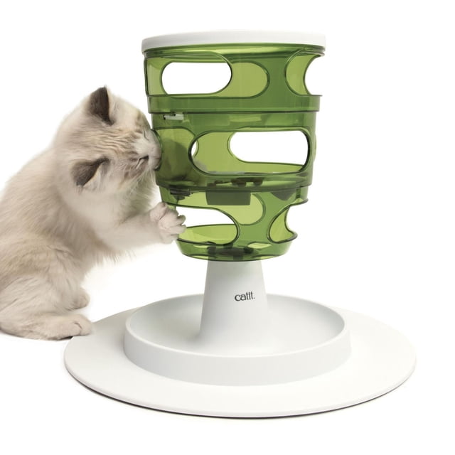 Catit Senses 2.0 Arbre à Nourriture pour Chat avec base stable Blanche et Tour à Quatre Niveaux Vert Translucide Comprenant Plusieurs Ouvertures, Montré avec un Chaton Blanc et Gris Qui Patte à la Mangeoire pour Accéder à la Nourriture Sèche, Conçu pour Stimuler l'Alimentation active et l'Alimentation Lente pour une digestion Saine.