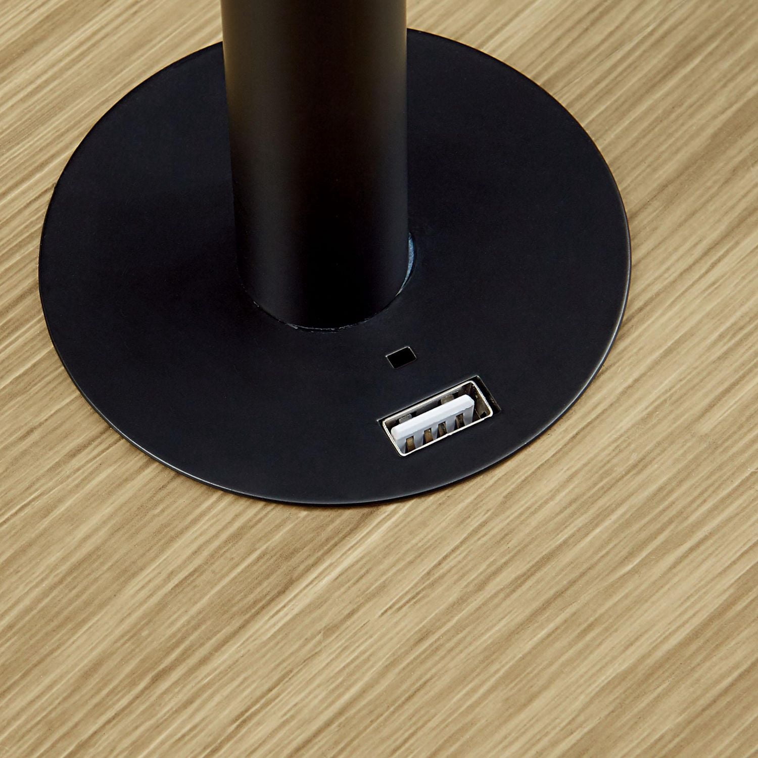 Lampadaire Mainstays de 62 po avec plateau en faux bois et pied noir mat