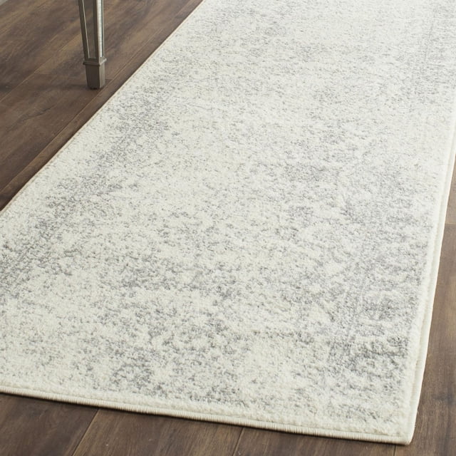 SAFAVIEH Adirondack Wyatt Tapis Traditionnel pour Aire avec un Fond Neutre Clair et un Motif Gris Subtil Surteint, Fabriqué à Partir de Fils de Polypropylène Durables Tissés à la Main en Turquie, Exposé sur un Plancher de Bois Franc Foncé sous un Pied de table en Métal, Idéal pour des accents de style Rustique de Chalet et Convient aux Zones à Fort Passage.