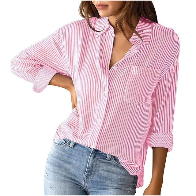 Chemisiers T-Shirts Décontractés pour Femmes à Manches Longues avec Col Rabattu et Boutons Imprimés, au design Rayé Rose et Blanc. Ce Chemisier Léger en polyester Présente une Coupe Décontractée, des Manches Longues, un Col Rabattu et une Fermeture à Boutons. Style Décontracté avec Manches Retroussées et Assorti à des jeans Bleu Pâle, Il Est Idéal pour les occasions Décontractées, Quotidiennes Ou de Travail en Automne, en Hiver et au Printemps.