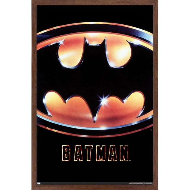 DC Comics Film Batman (1989) - Affiche Murale à Logo sur une Feuille Affichant un Emblème Batman Métallique Doré et Noir Centré avec des Mèches Réfléchissantes sur un Fond Noir Uni, Encadrée en Bois Foncé, Mesurant 22,375 par 34 Pouces, art Mural Idéal pour la Déco de la Maison et les collections d'Affiches.