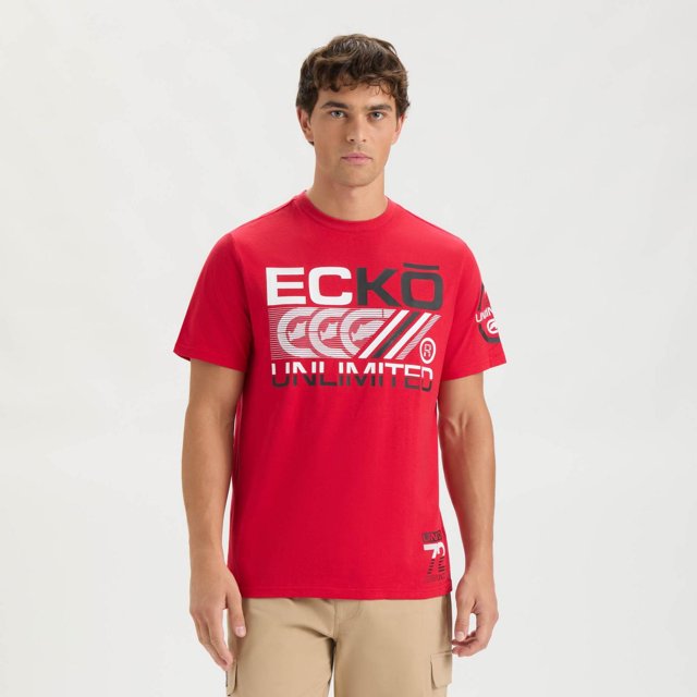 Ecko T-shirt pour Homme « Sick Speed » Rouge avec Graphiques Audacieux Ecko Unlimited Blancs et Noirs sur la Poitrine et la Manche, Manches Courtes et Col Ras du Cou Côtelé, à Porter avec des shorts cargo beige sur Fond Blanc.