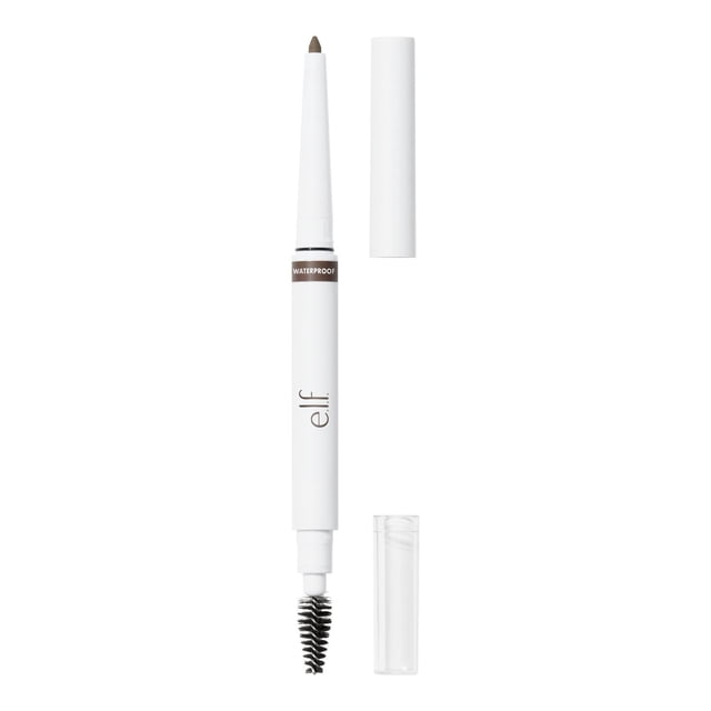 e.l.f. Cosmetics Instant Lift Crayon à Sourcils Imperméable avec un design Rétractable Blanc à Double Extrémité, Montrant une Pointe taupe de Précision pour Sculpter et Combler les Sourcils et une Brosse spoolie Noire pour le Soin, les Deux Capuchons Enlevés sur un Fond Blanc.