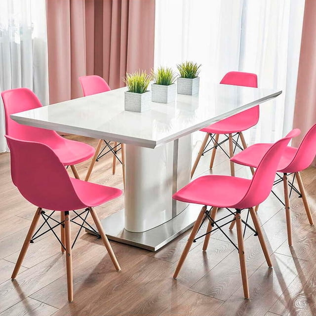 Heavenly Collection Ensemble de 6 Chaises en Bois Rose Foncé avec Pattes en Bois Durables et Sièges en Plastique Rose Foncé Disposés Autour d'Une table à Manger Rectangulaire Moderne Blanche avec base Piédestal sur Plancher de Bois Clair, Accentué de Voilages Blancs et de Draperies Roses, Comprenant Trois Petits Bacs Carrés avec des Plantes d'Herbe Verte sur la table, Convient aux Sièges de Cuisine et de Salle à Manger.