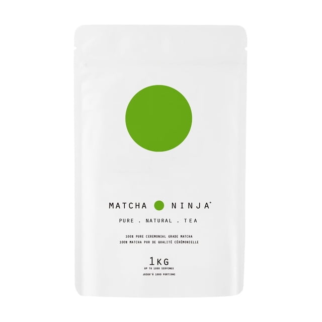 Matcha Ninja Thé Vert Matcha Naturel 1 kg dans un Sac Blanc Refermable avec un Motif de Cercle Vert vibrant. l'Emballage Met en Valeur Son Matcha 100 % Pur de Qualité Cérémoniale, Son Goût Doux et Son Mélange Facile pour Boissons Chaudes Ou Froides. Cette Poudre de Matcha en Vrac Est Idéale pour un Usage Quotidien Ou une Préparation Commerciale, Offrant jusqu'à 1000 Portions.
