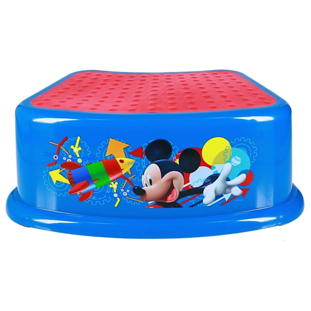 Disney Mickey Mouse Marchepied « Clubhouse » en Plastique durable Bleu avec Dessus Texturé Rouge Antidérapant. l'Avant Présente un Graphique Coloré de Mickey Mouse avec Engrenages, Flèches et une Fusée. Marchepied pour Tout-Petit Adapté à l'Apprentissage de la Propreté et à l'Utilisation dans la Salle de Bain.