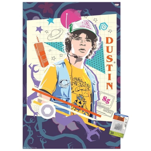 Netflix Stranger Things : Saison 3 - Affiche Murale Dustin, 14,725 Pouces x 22,375 Pouces Encadrée avec une illustration Graphique de Dustin Portant une Casquette Blanche et Verte, des Écouteurs, un t-shirt Jaune avec un design de Dessin Animé et un Gilet Bleu. l'Arrière-plan Comprend des Éléments Rétro des Années 1980 comme un Talkie-Walkie, des Étoiles, une Planète et un Ordinateur vintage avec « 85 » à l'Écran. le Nom « Dustin » Est