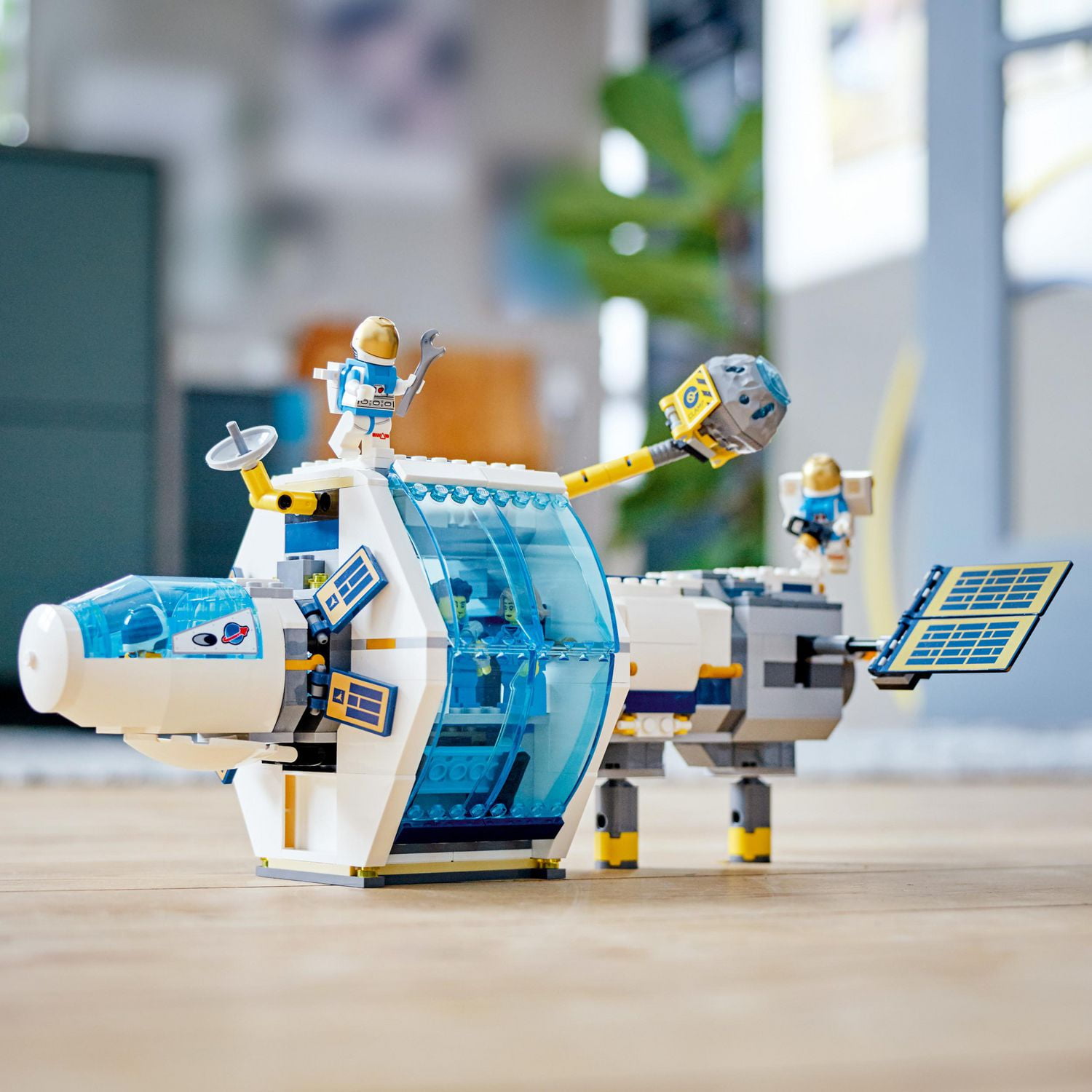 LEGO City La station spatiale lunaire 60349 Ensemble de construction (500 pièces)