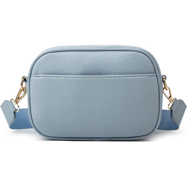 Petit Sac Bandoulière à Triple Fermeture Éclair pour Femmes, Sac d'Épaule Carré Inspiré d'Un Appareil Photo avec une Grand Sangle Ajustable. Fabriqué en Cuir PU Végane Écologique à Fini Bleu Pâle Texturé, Ce Sac à main compact Présente Plusieurs Poches : un Compartiment Principal à Fermeture Éclair avec une Poche Intérieure à Fermeture Éclair, une Poche avant Ouverte avec un Bouton Magnétique et une Poche Arrière à Fermeture Éclair. Quincaillerie Ton Or et une Sangle Détachable Améliorent Sa Fonctionnalité et Son style.