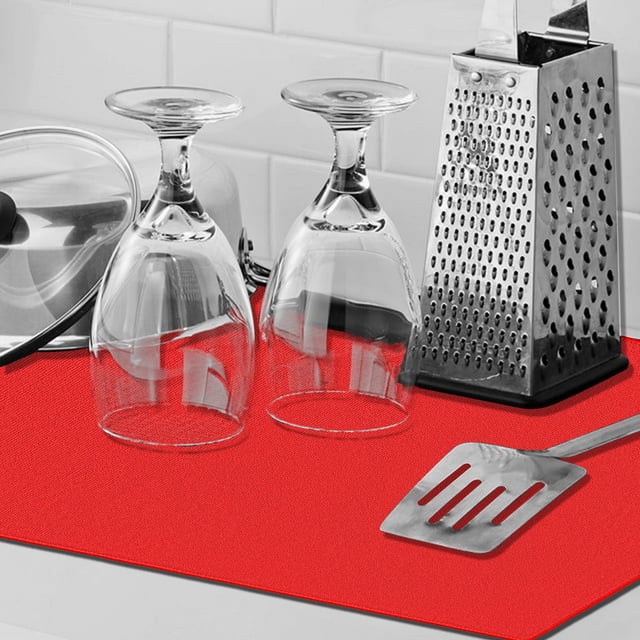 Fabstyles Tapis d'Égouttage pour Vaisselle - Grand en Microfibre Rouge sur un Comptoir de Cuisine Blanc avec Deux Verres à Vin Transparents Inversés, une Râpe à Boîte en Acier Inoxydable, une Spatule en Métal et un Couvercle de Casserole, Doté d'Une surface Très Absorbante, Réversible et Douce Qui Protège les Articles de Cuisine Délicats et Favorise un Séchage Rapide.